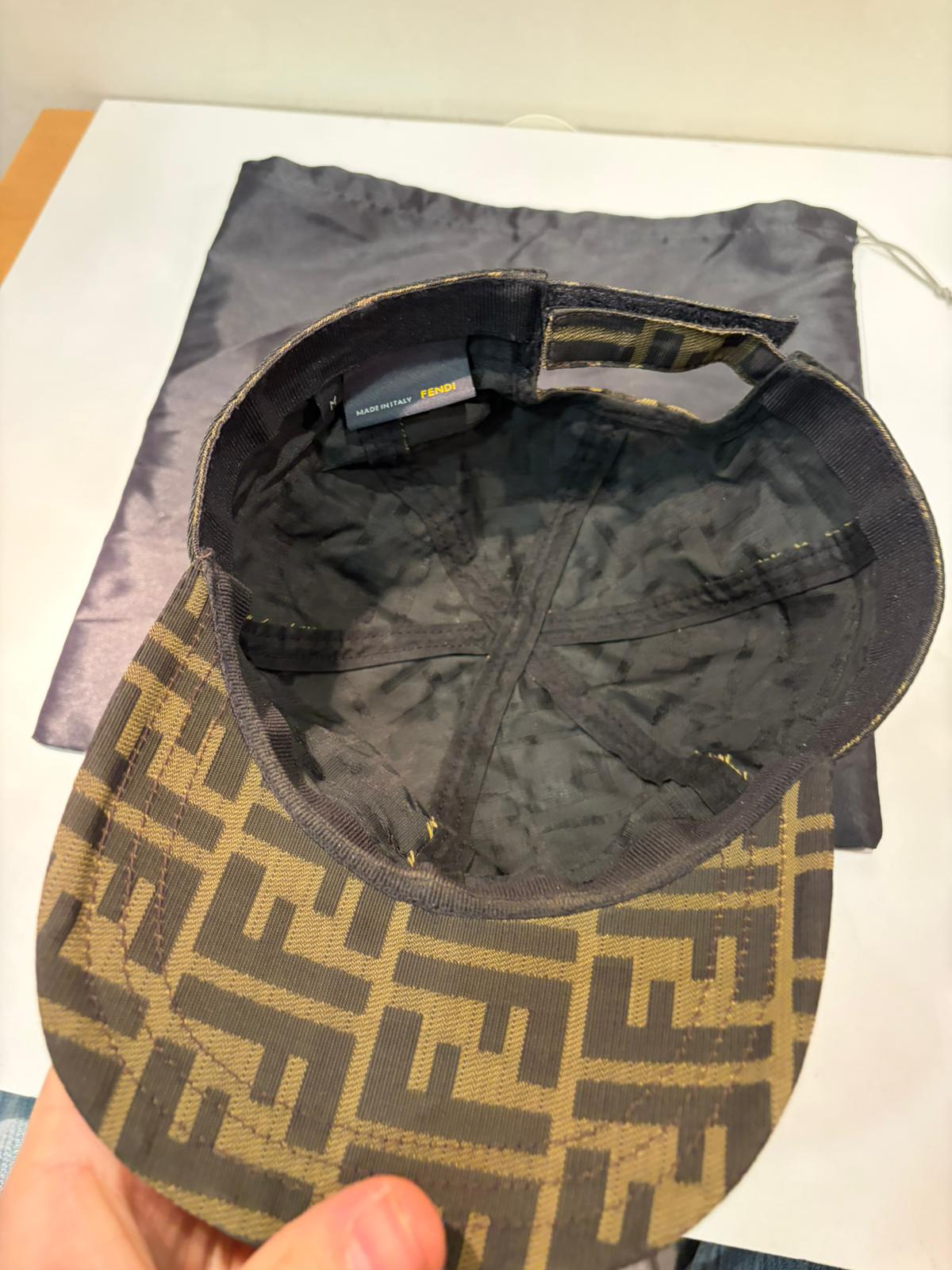 Cappello Fendi con l'iconico motivo FF jacquard