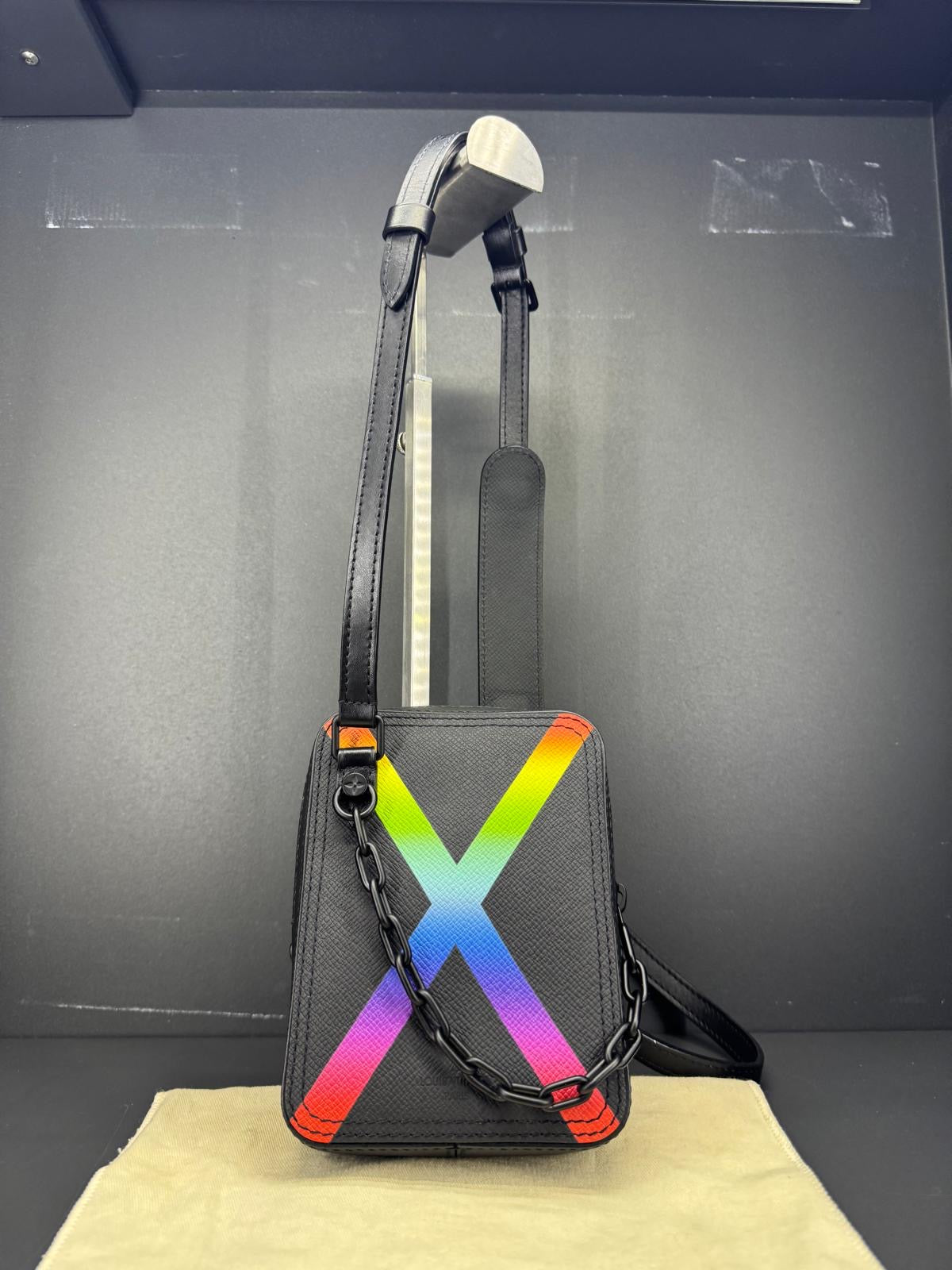 Louis Vuitton Danube Messenger "Rainbow" in pelle Taiga nera.