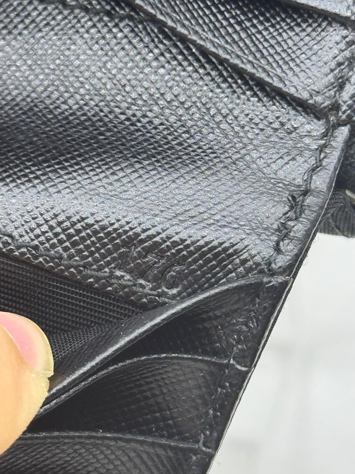 Prada portafoglio compatto in re-nylon