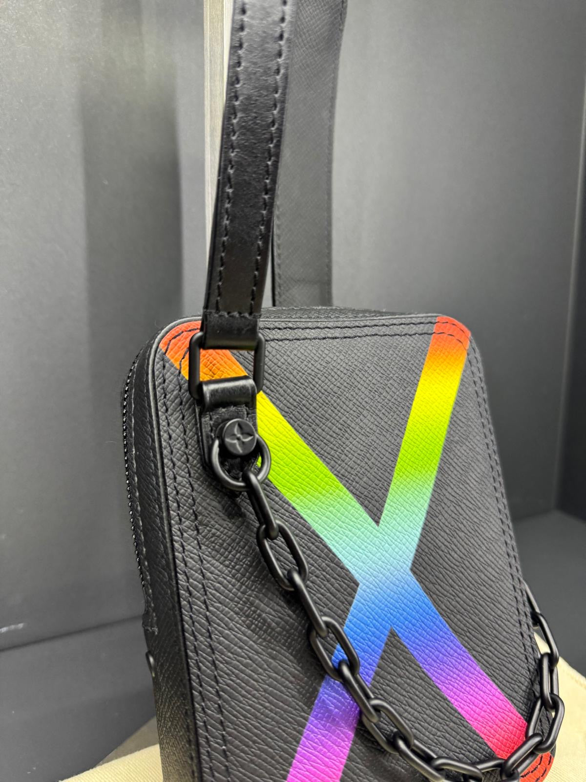 Louis Vuitton Danube Messenger "Rainbow" in pelle Taiga nera.