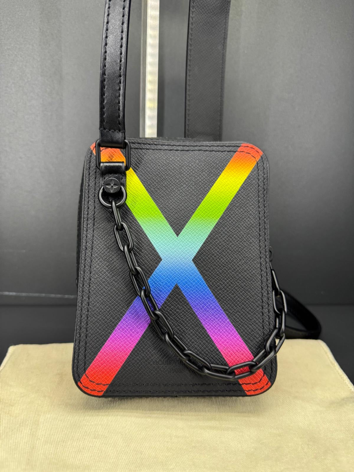 Louis Vuitton Danube Messenger "Rainbow" in pelle Taiga nera.