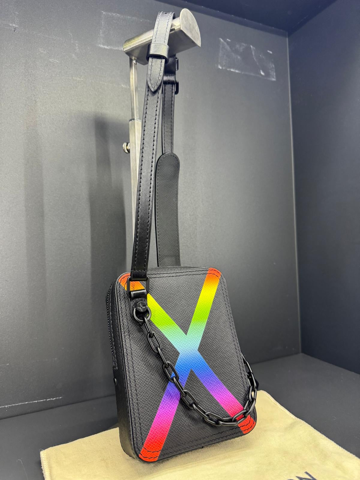 Louis Vuitton Danube Messenger "Rainbow" in pelle Taiga nera.