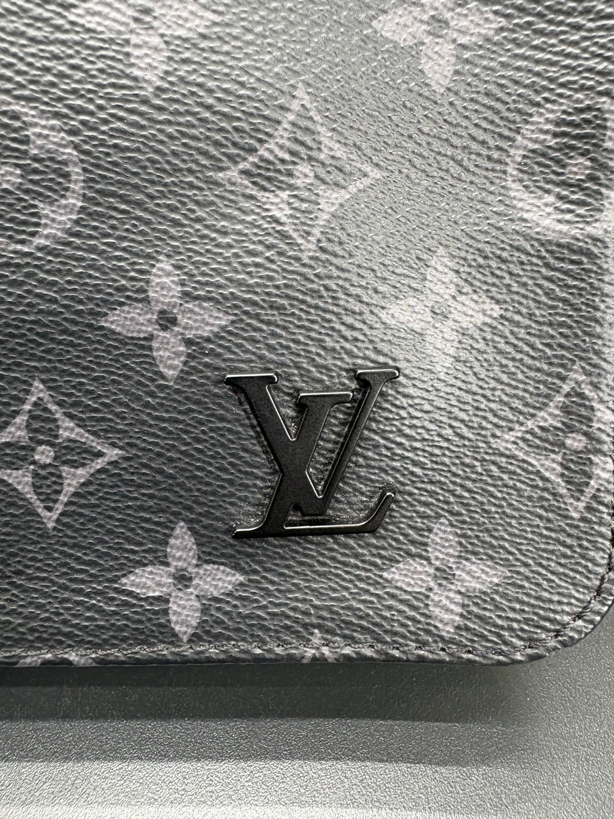 Louis Vuitton  District PM