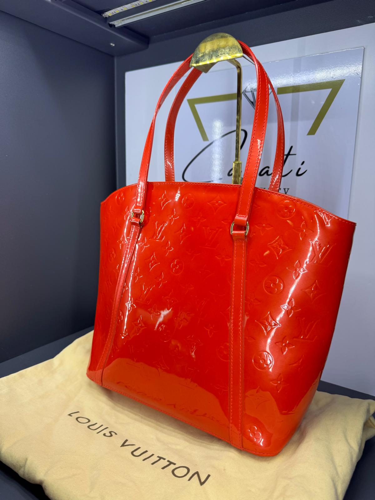 Louis Vuitton Avalon MM in pelle Vernis rossa