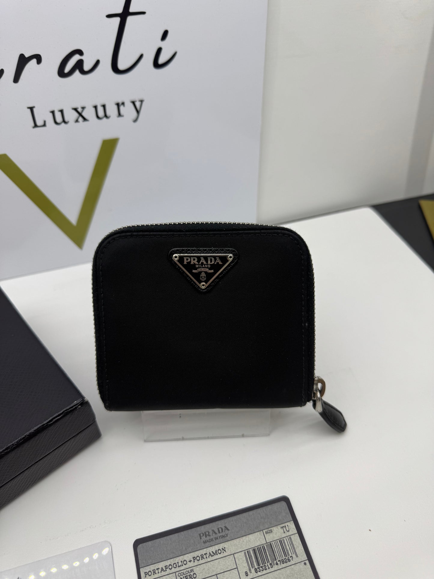 Prada portafoglio compatto in re-nylon