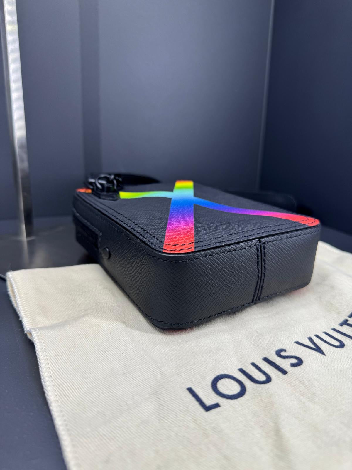 Louis Vuitton Danube Messenger "Rainbow" in pelle Taiga nera.