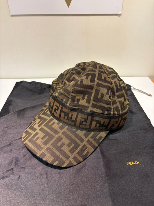 Cappello Fendi con l'iconico motivo FF jacquard