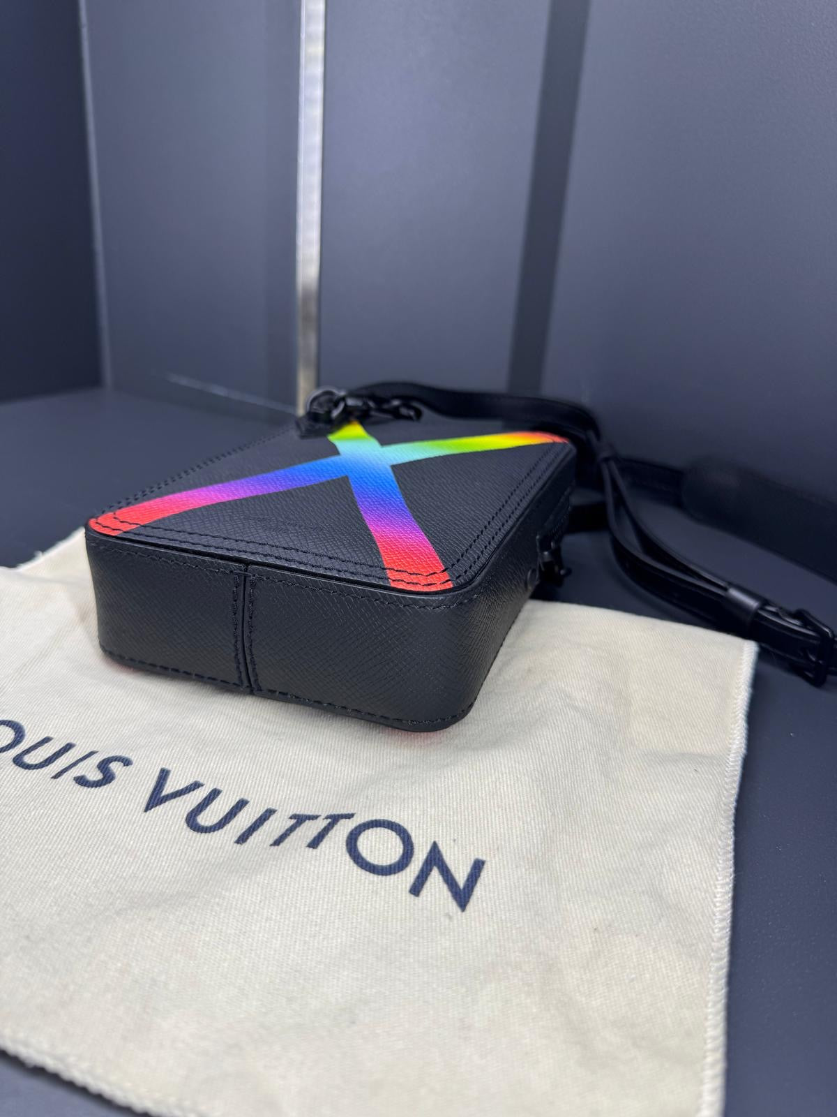 Louis Vuitton Danube Messenger "Rainbow" in pelle Taiga nera.