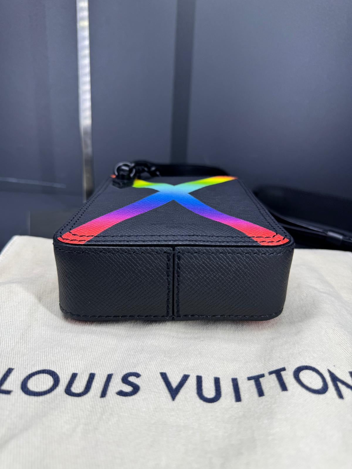 Louis Vuitton Danube Messenger "Rainbow" in pelle Taiga nera.