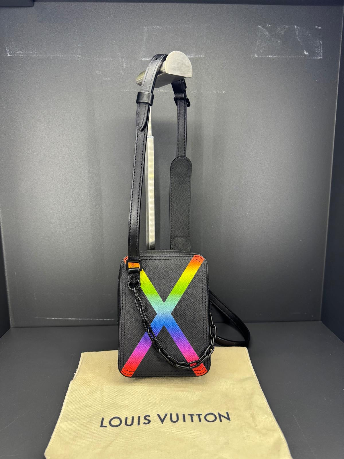 Louis Vuitton Danube Messenger "Rainbow" in pelle Taiga nera.