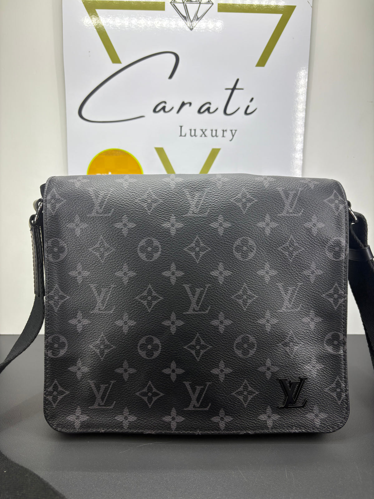 Louis Vuitton  District PM