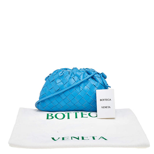 Bottega veneta pouch a spalla in pelle intrecciata azzurra