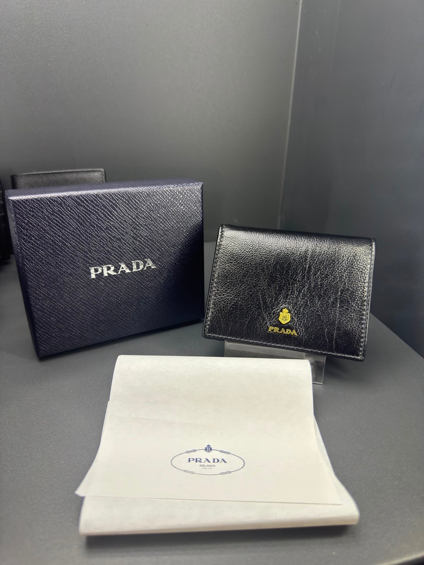 Prada portafoglio logo oro