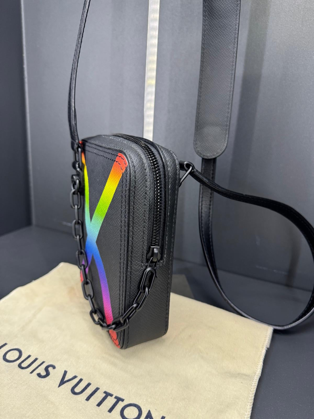 Louis Vuitton Danube Messenger "Rainbow" in pelle Taiga nera.