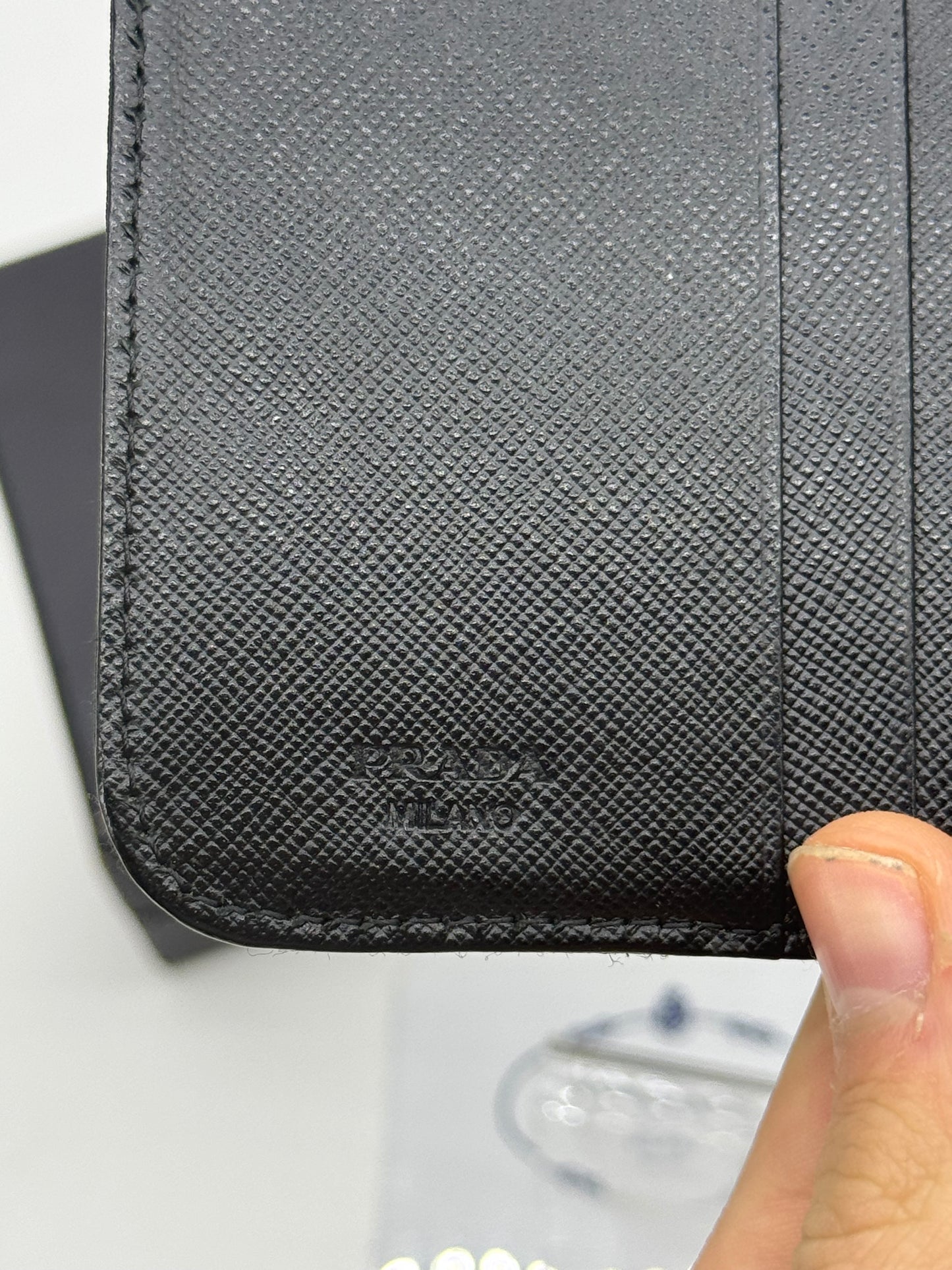 Prada portafoglio compatto in re-nylon