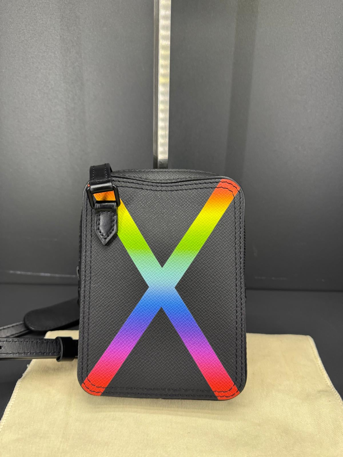 Louis Vuitton Danube Messenger "Rainbow" in pelle Taiga nera.