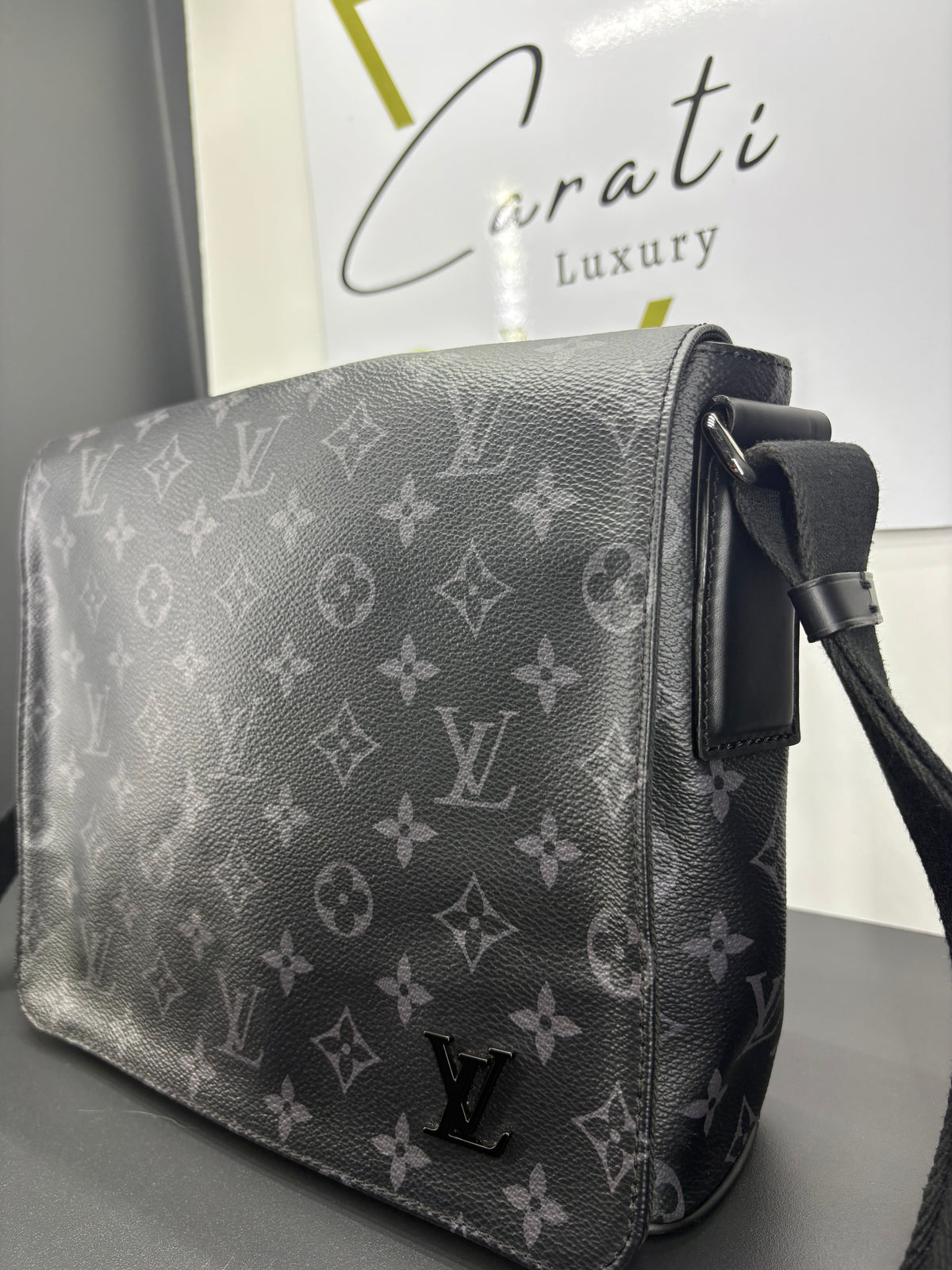 Louis Vuitton  District PM