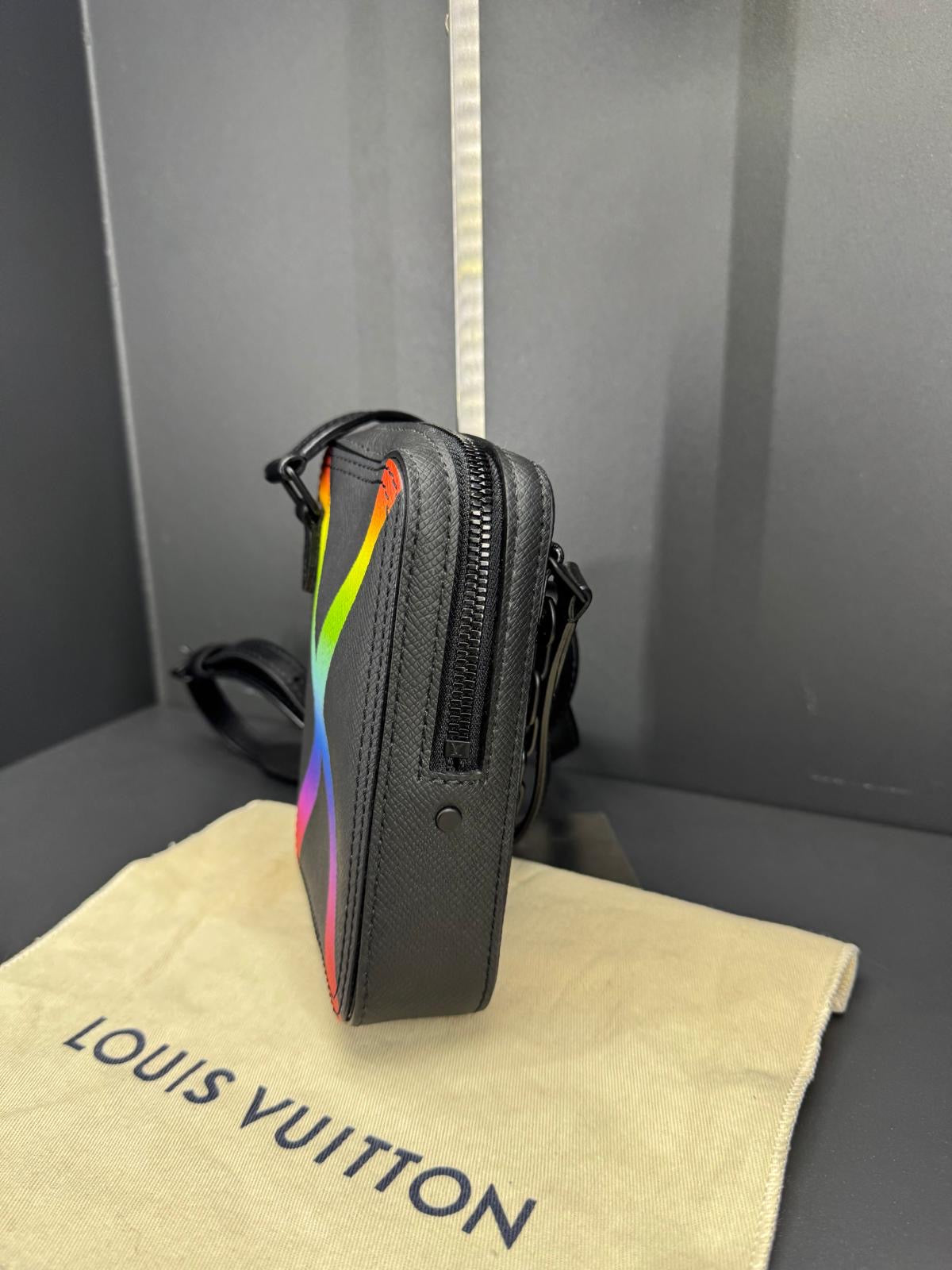 Louis Vuitton Danube Messenger "Rainbow" in pelle Taiga nera.