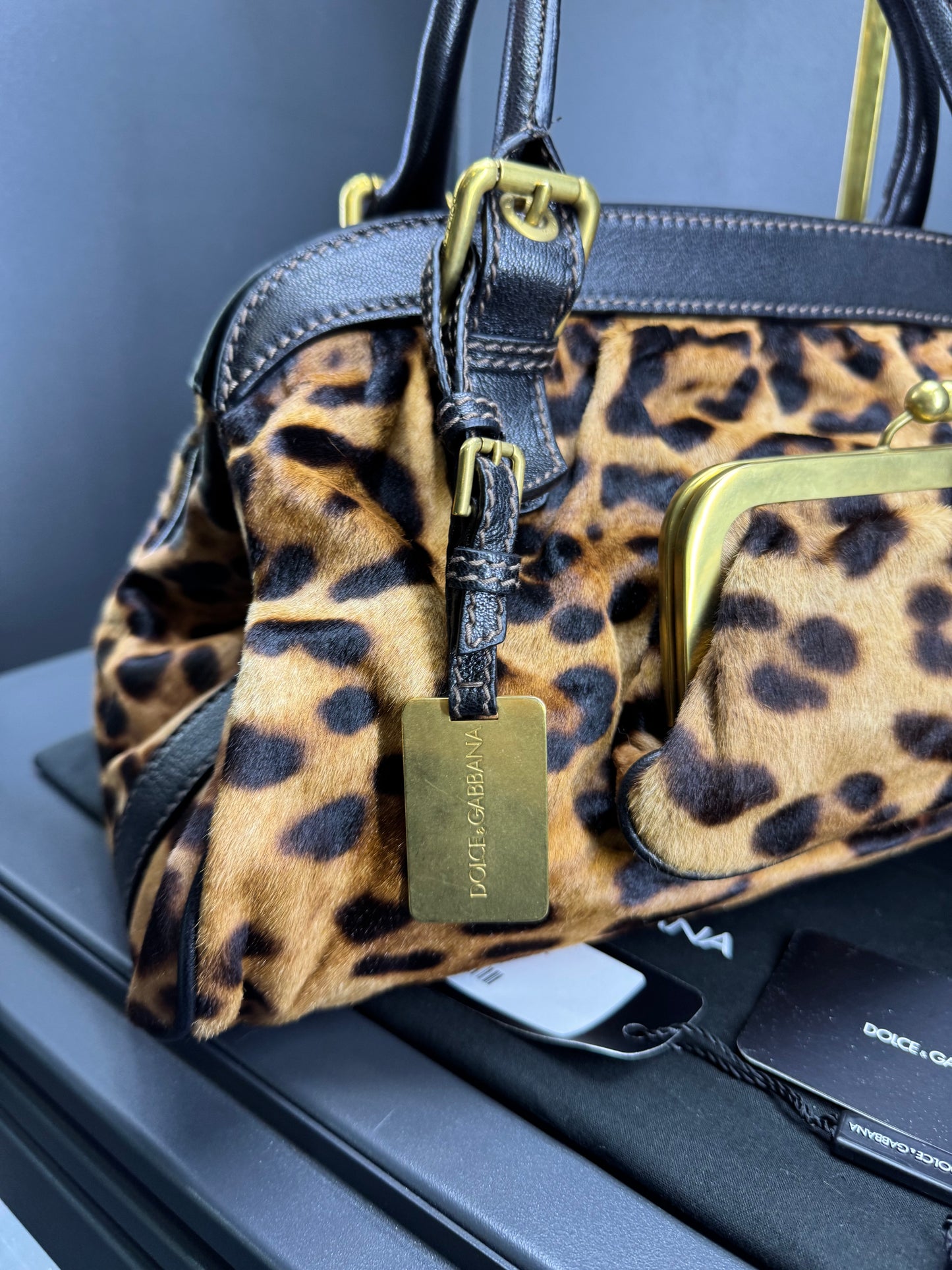 Dolce e Gabbana in pelle di vitello con stampa leopardata