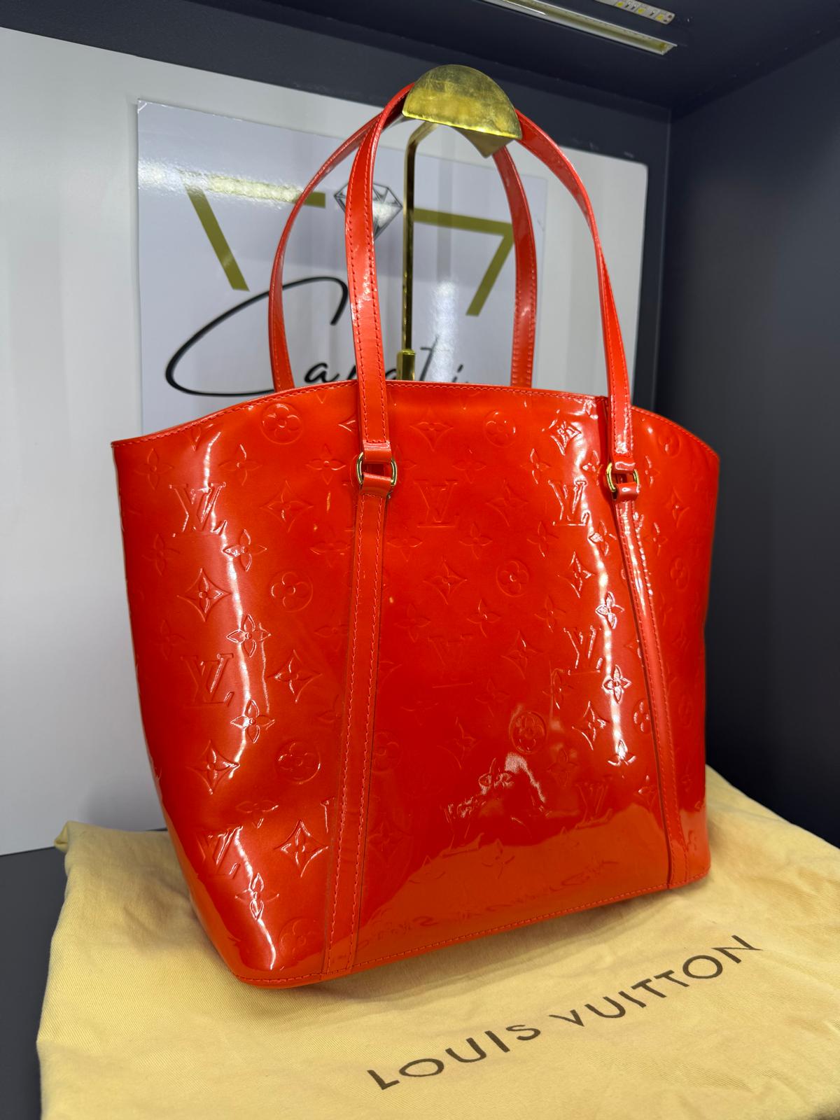 Louis Vuitton Avalon MM in pelle Vernis rossa