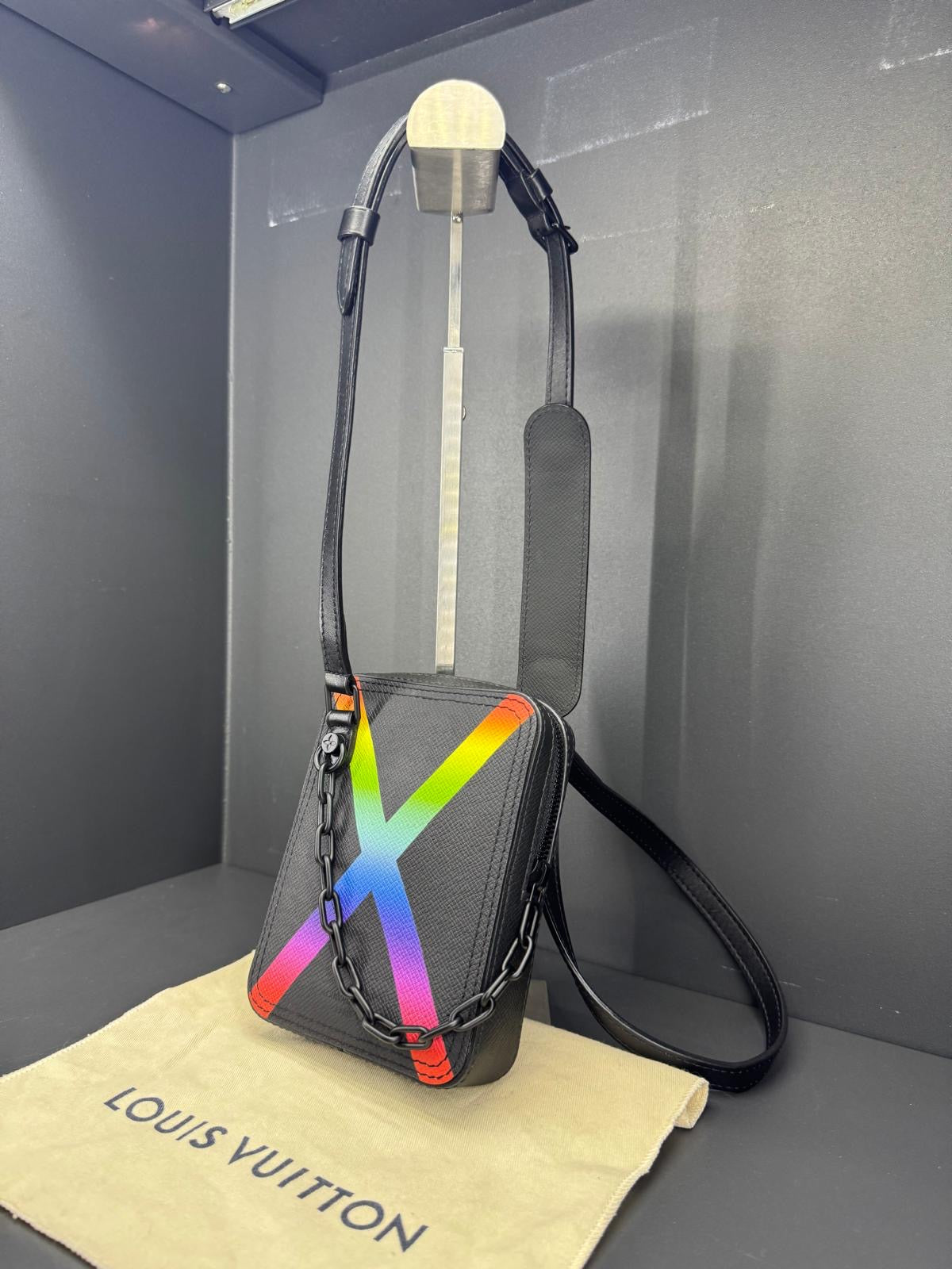Louis Vuitton Danube Messenger "Rainbow" in pelle Taiga nera.