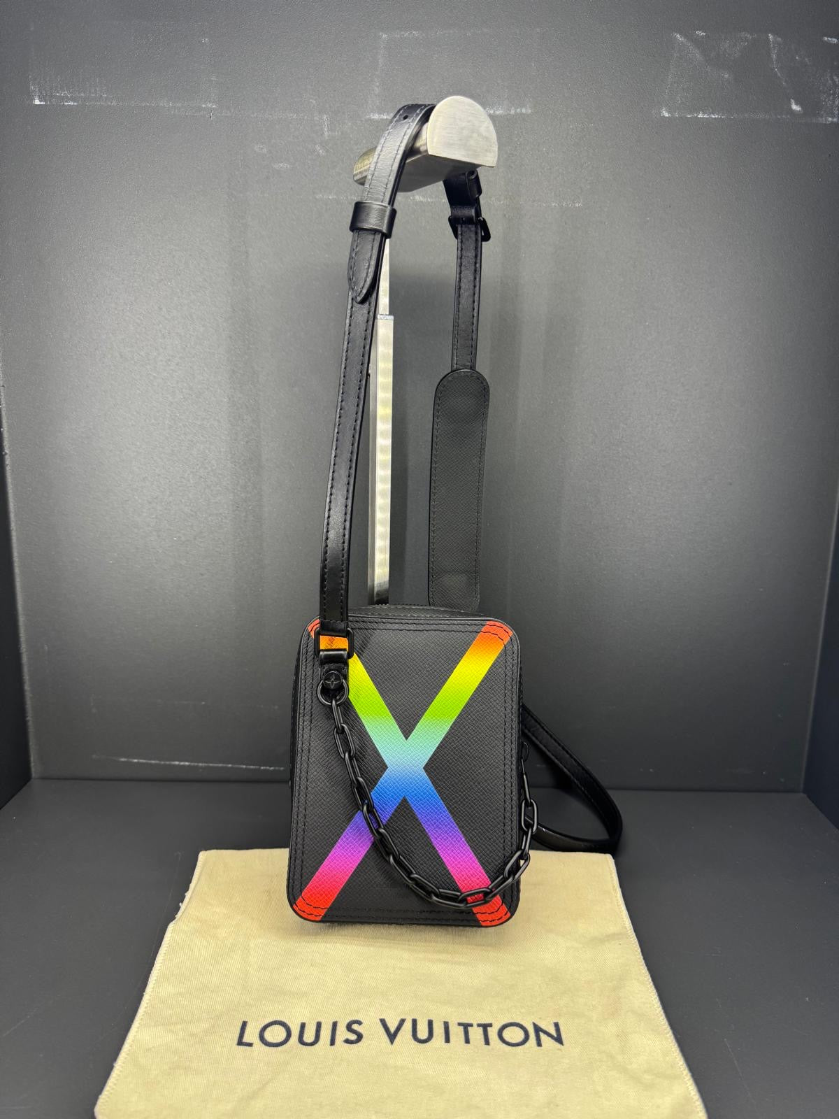 Louis Vuitton Danube Messenger "Rainbow" in pelle Taiga nera.