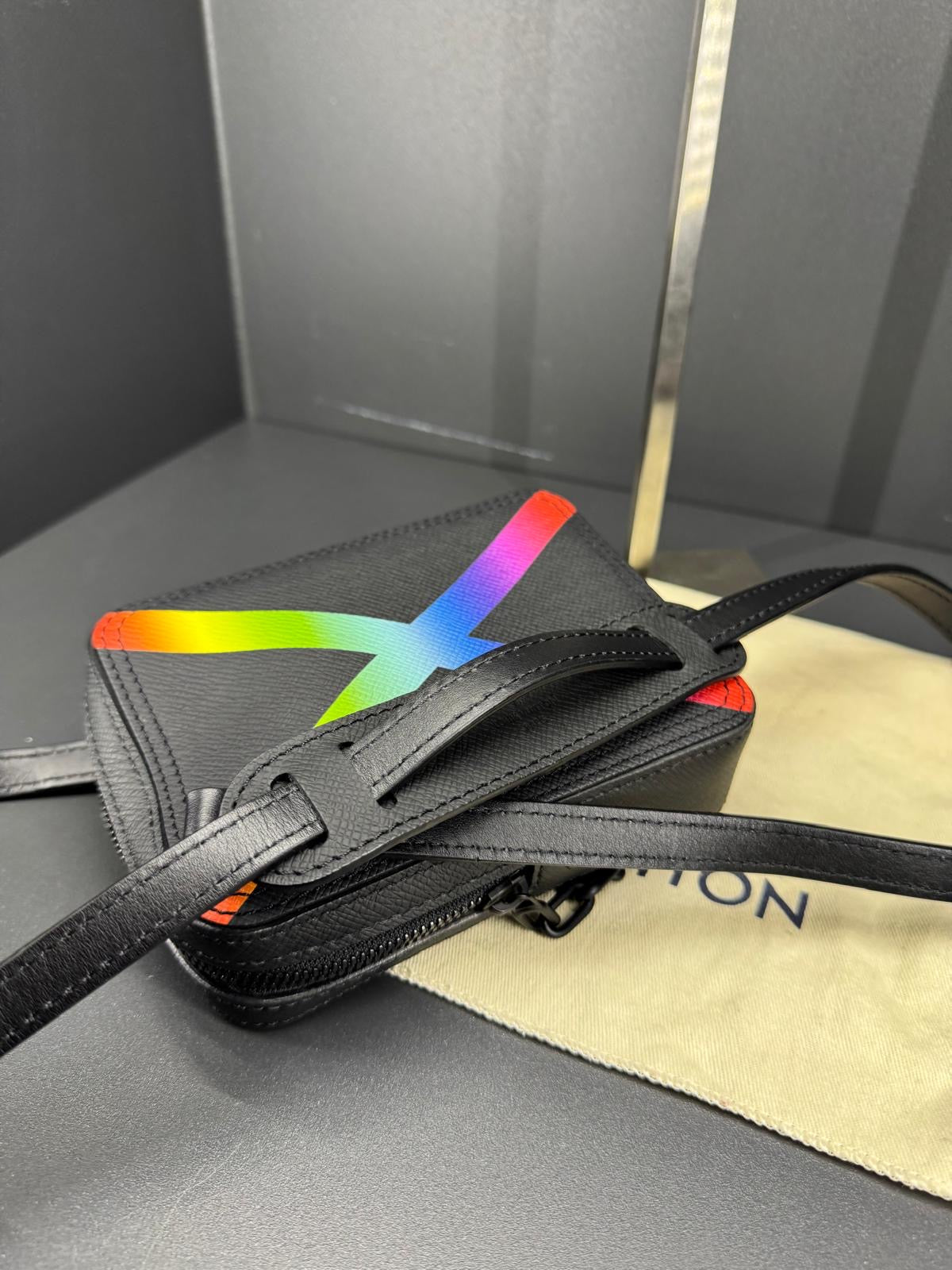 Louis Vuitton Danube Messenger "Rainbow" in pelle Taiga nera.