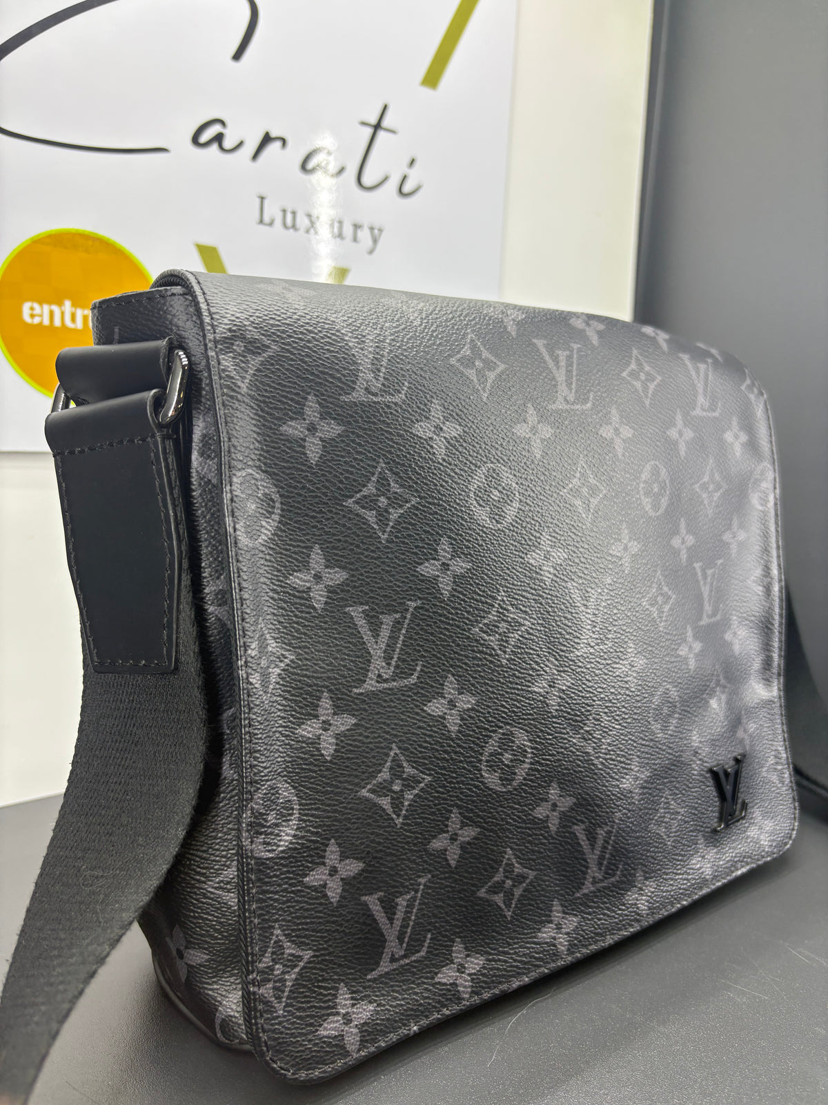 Louis Vuitton  District PM