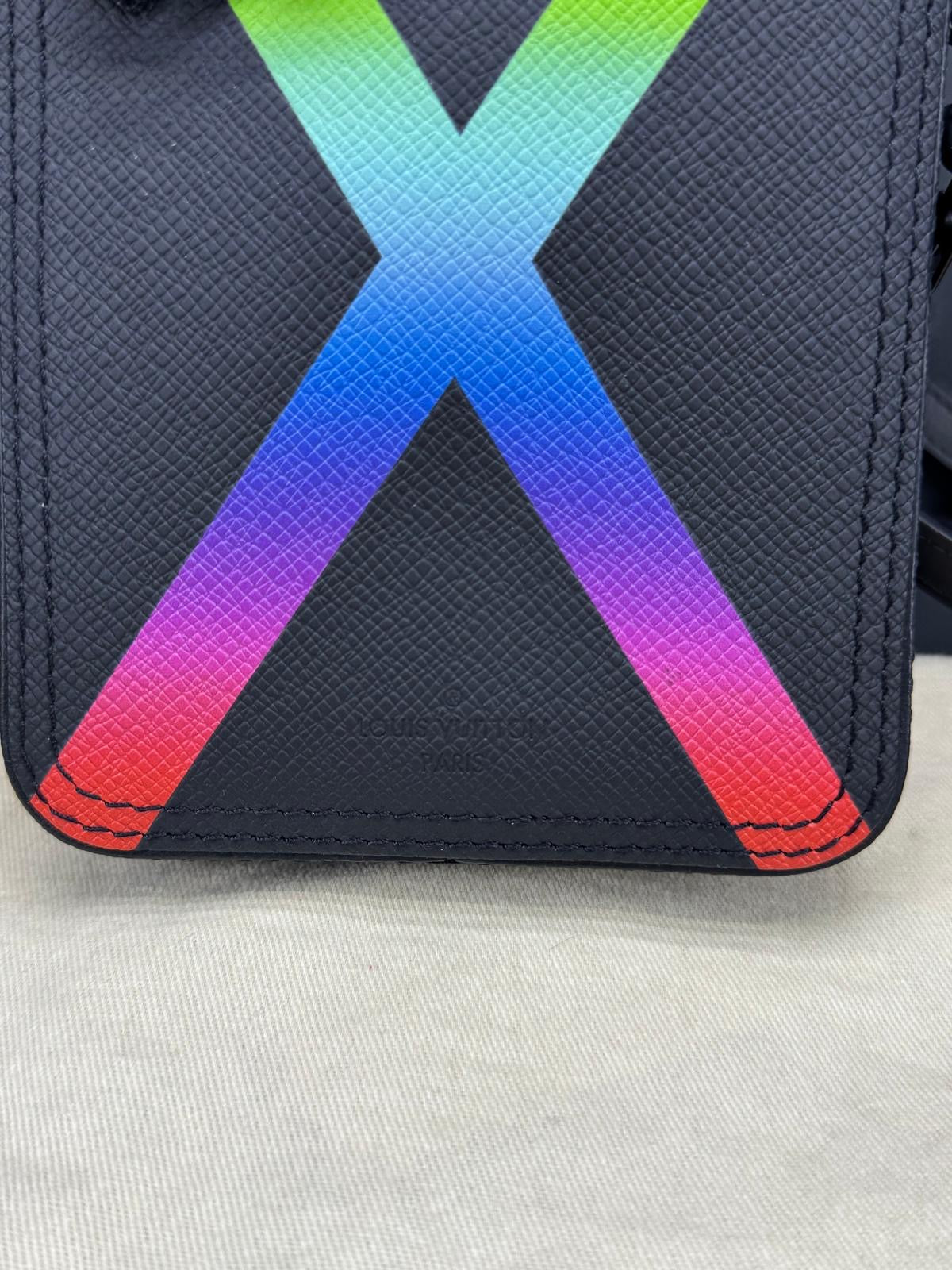 Louis Vuitton Danube Messenger "Rainbow" in pelle Taiga nera.