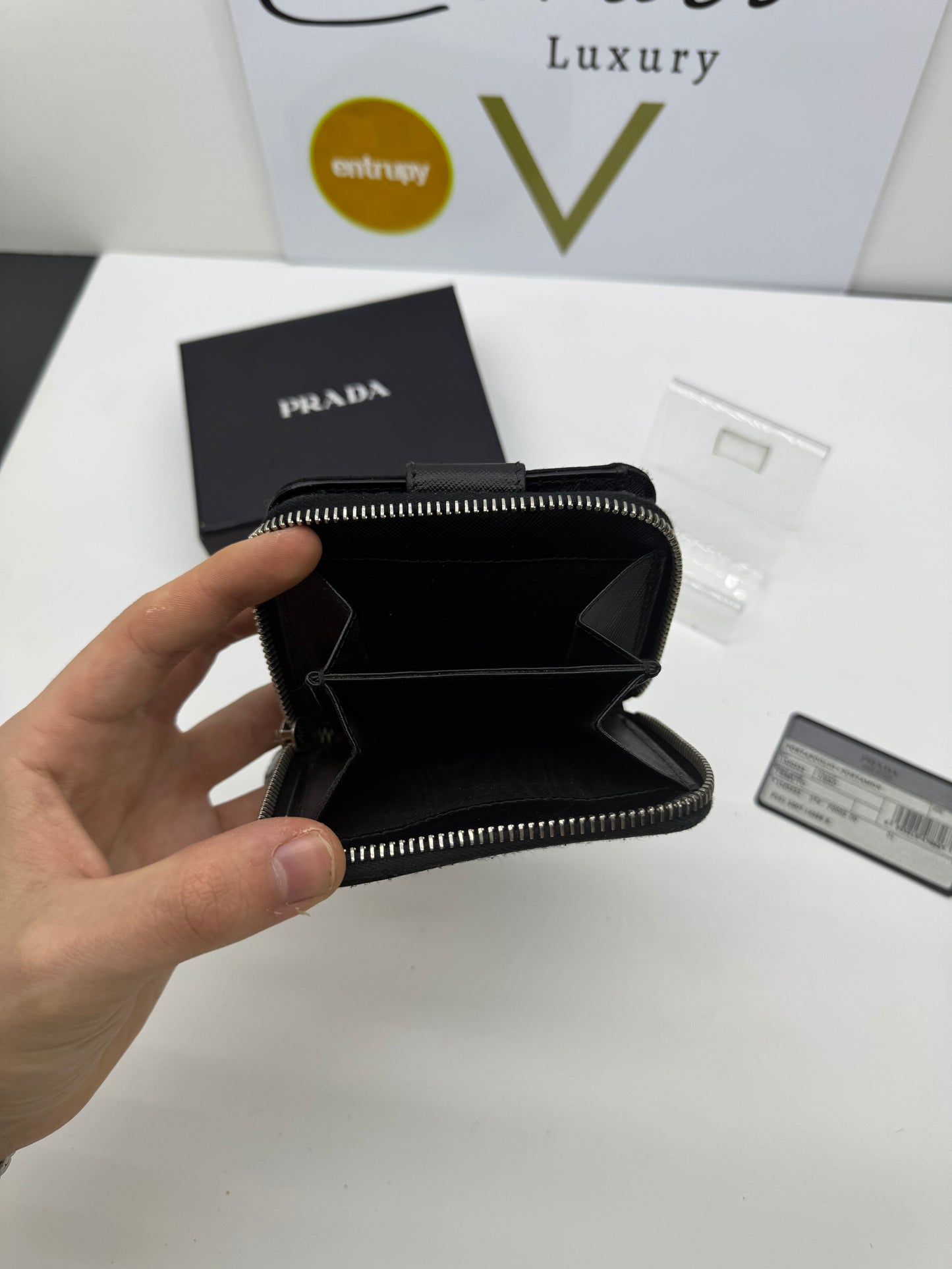 Prada portafoglio compatto in re-nylon